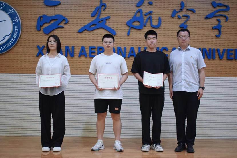 说明: 颁奖6 说明: 颁奖6