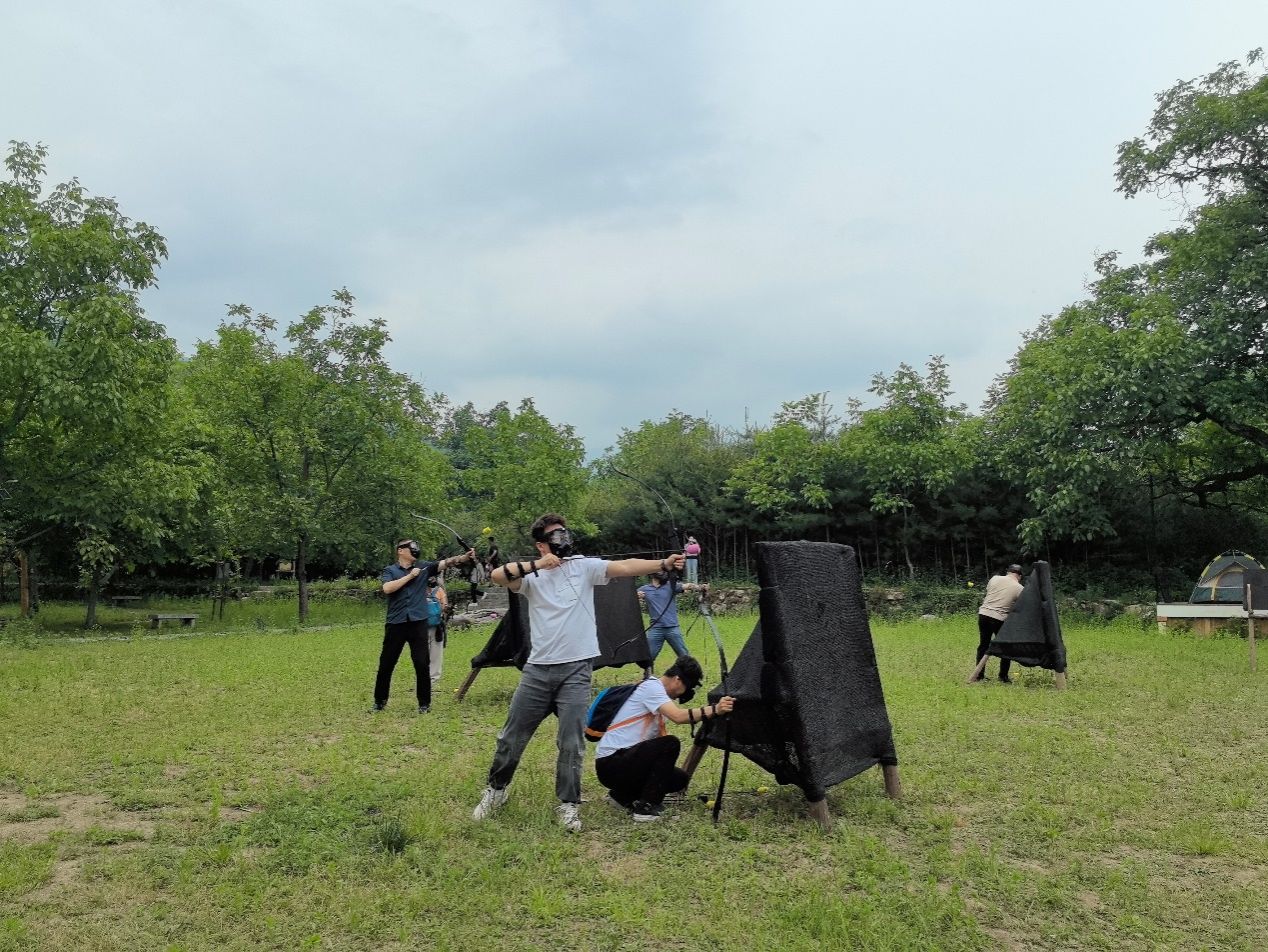 一群人站在草地上描述已自动生成 一群人站在草地上描述已自动生成