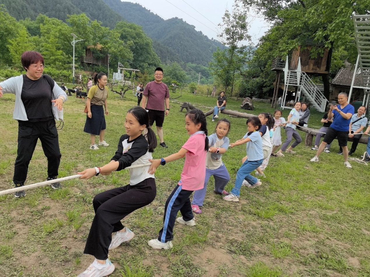 一群人站在草地上描述已自动生成 一群人站在草地上描述已自动生成