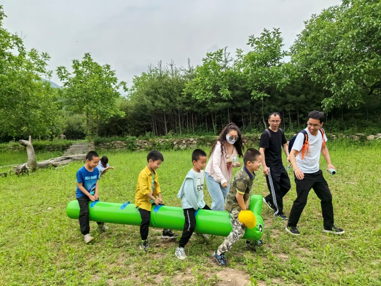 一群小孩在草地上描述已自动生成 一群小孩在草地上描述已自动生成