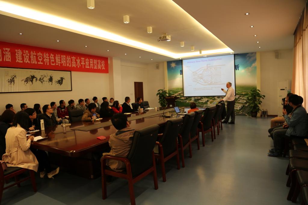 布莱恩教授为pg国际师生作报告