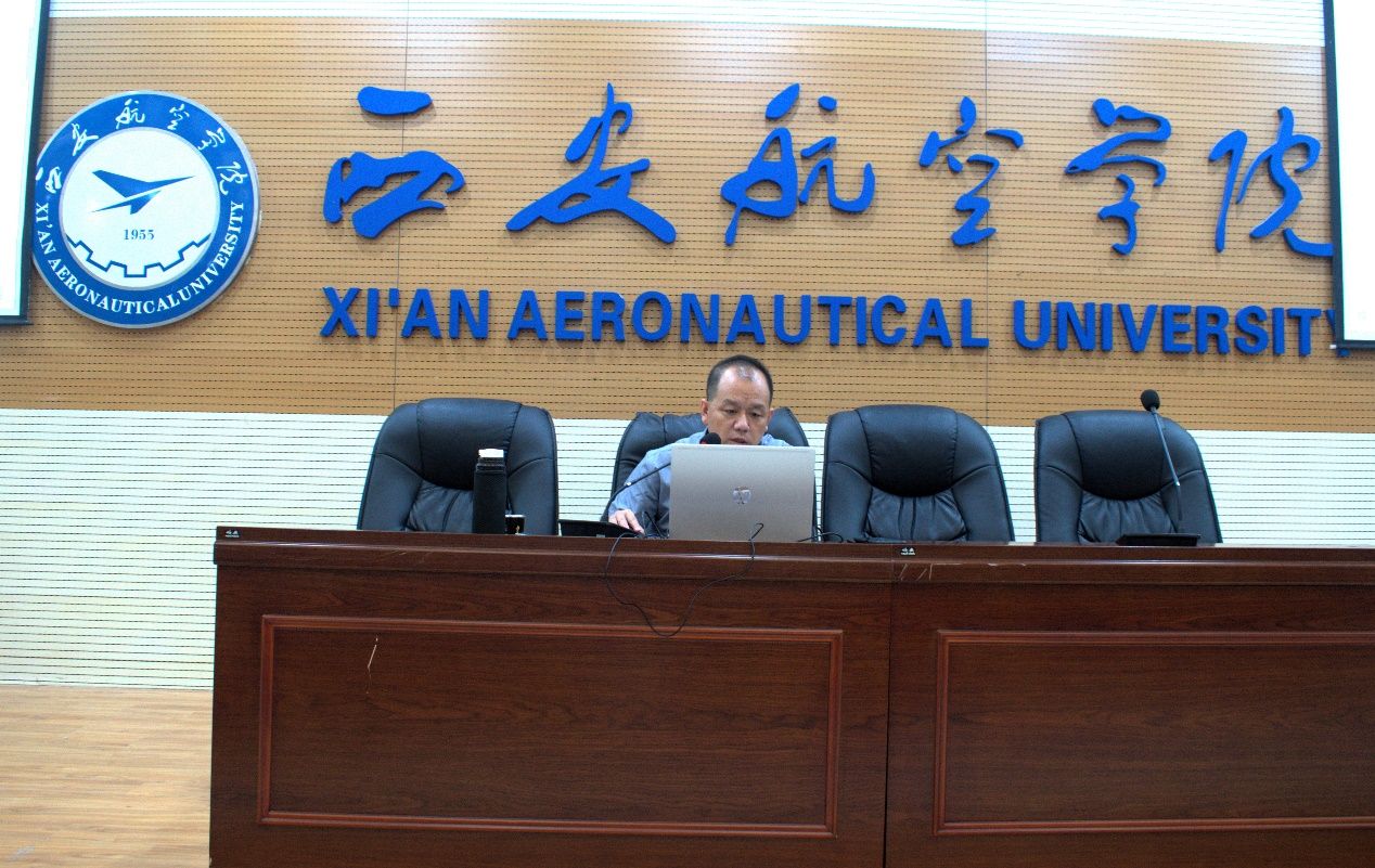 图片包含 家具, 男人, 棕色, 电视 描述已自动生成 图片包含 家具, 男人, 棕色, 电视 描述已自动生成