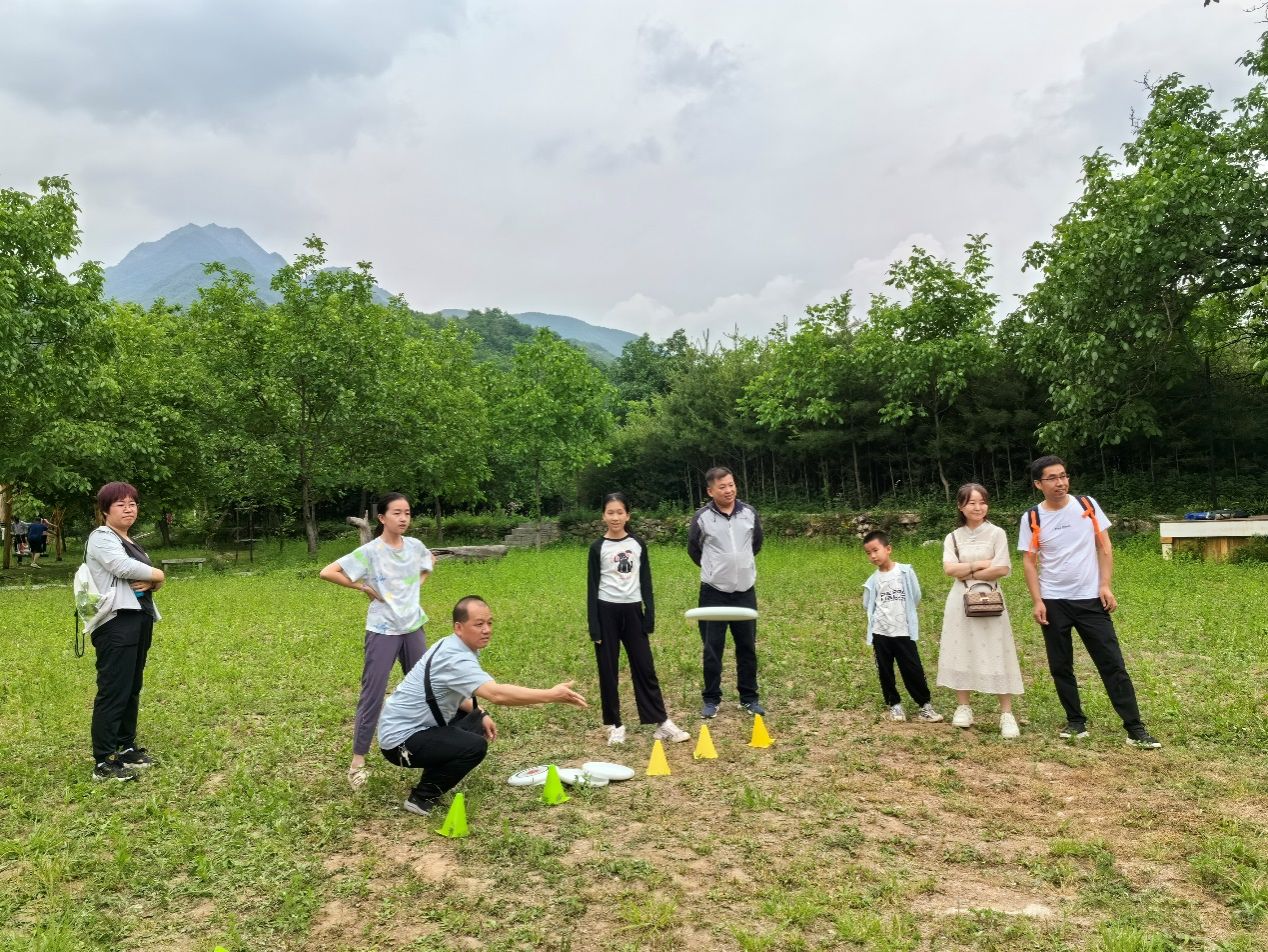 一群人站在草地上描述已自动生成 一群人站在草地上描述已自动生成