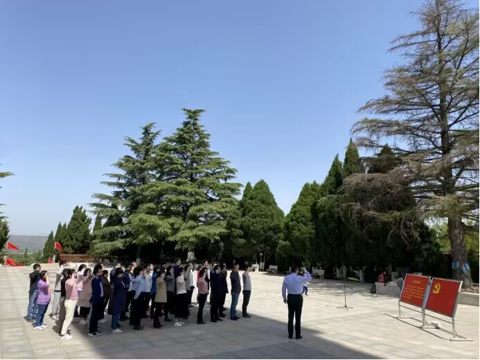 许多人在路上走描述已自动生成 许多人在路上走描述已自动生成