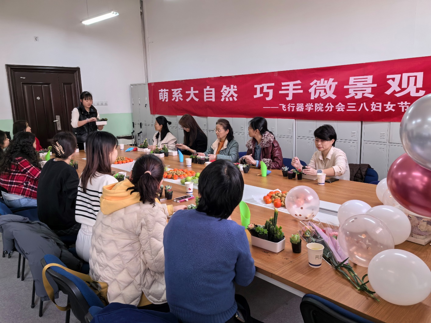 一群人坐在桌子前描述已自动生成 一群人坐在桌子前描述已自动生成