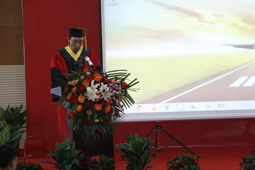 郝红武代表学院师生向本科毕业生致辞