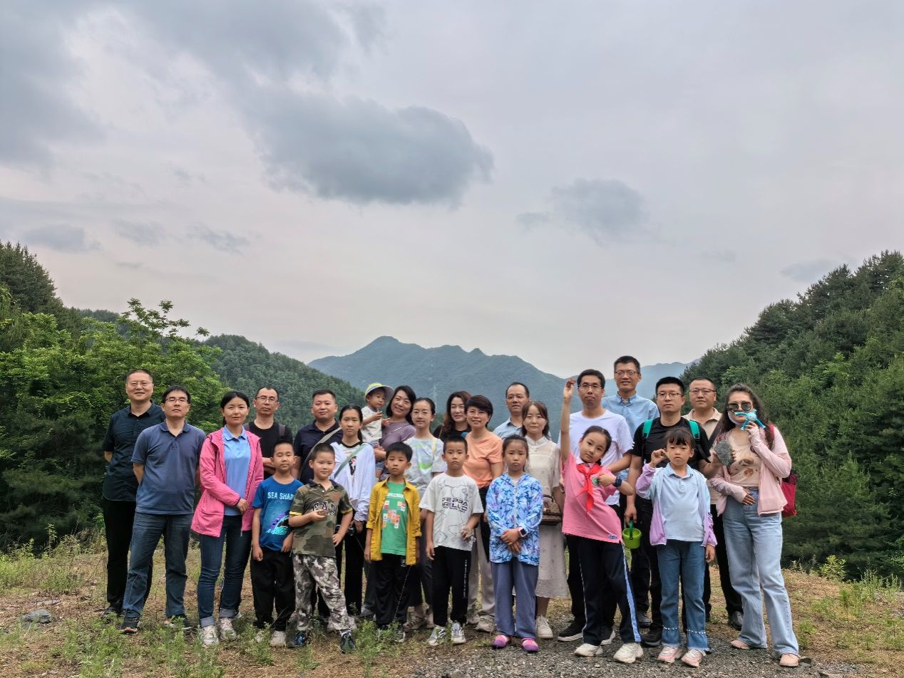 一群人站在草地上描述已自动生成 一群人站在草地上描述已自动生成