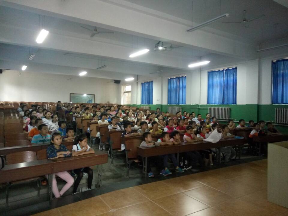学生们聚精会神听讲解