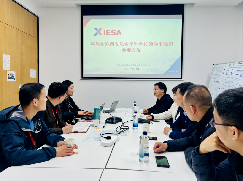 一群人在室内玩桌子上的电脑描述已自动生成 一群人在室内玩桌子上的电脑描述已自动生成