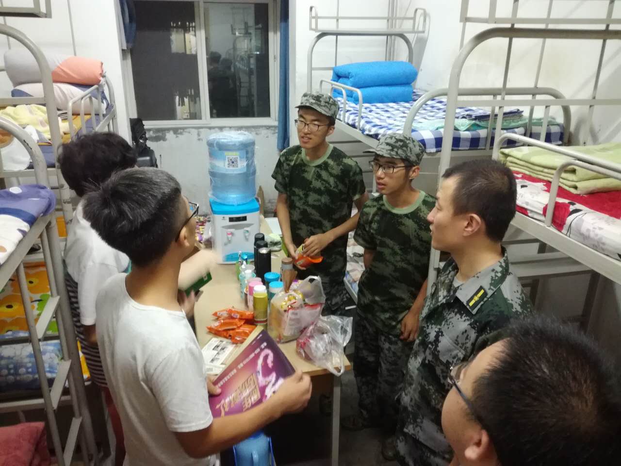 杜长龙慰问新生