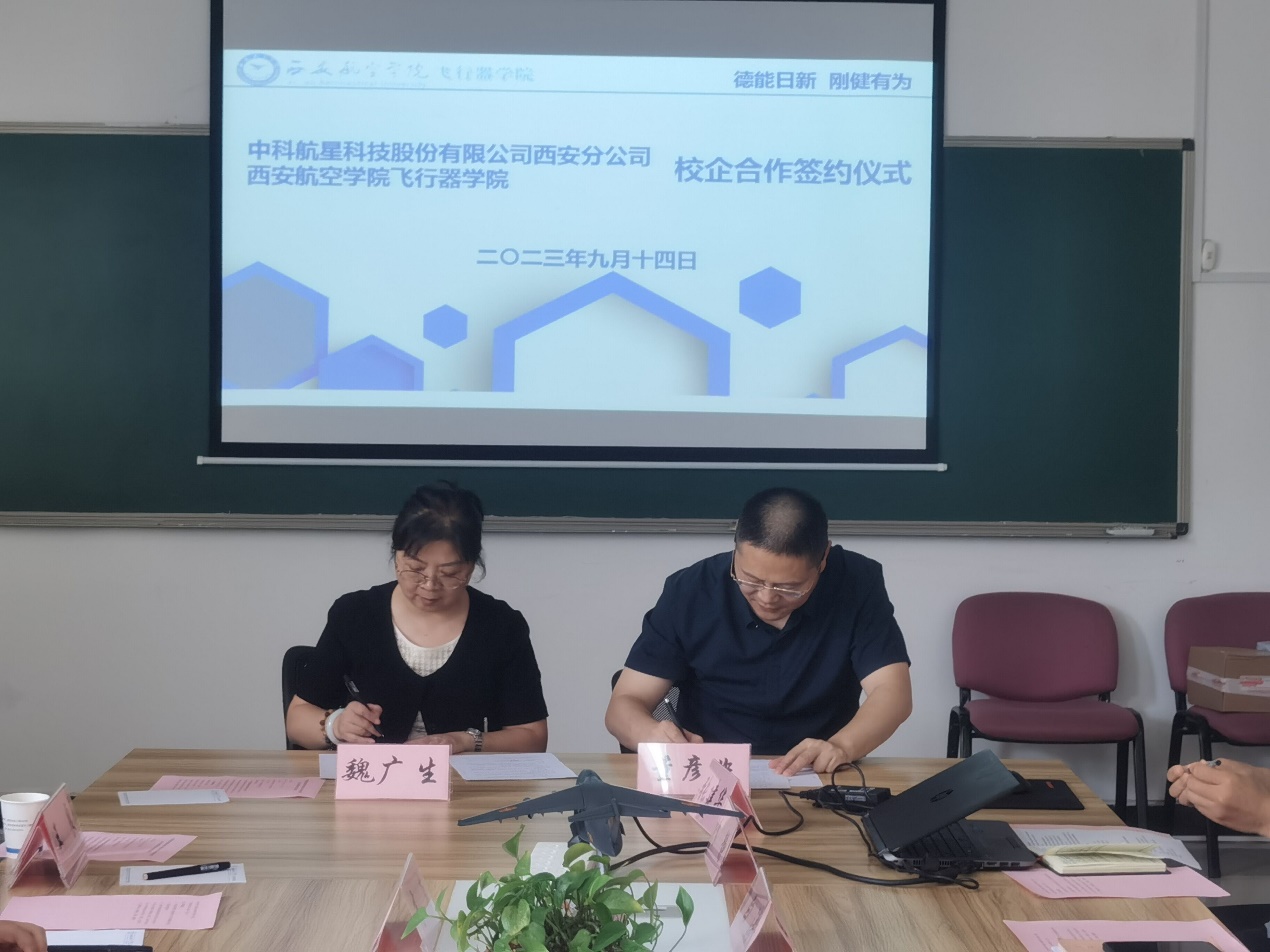 一群人坐在桌子前描述已自动生成 一群人坐在桌子前描述已自动生成